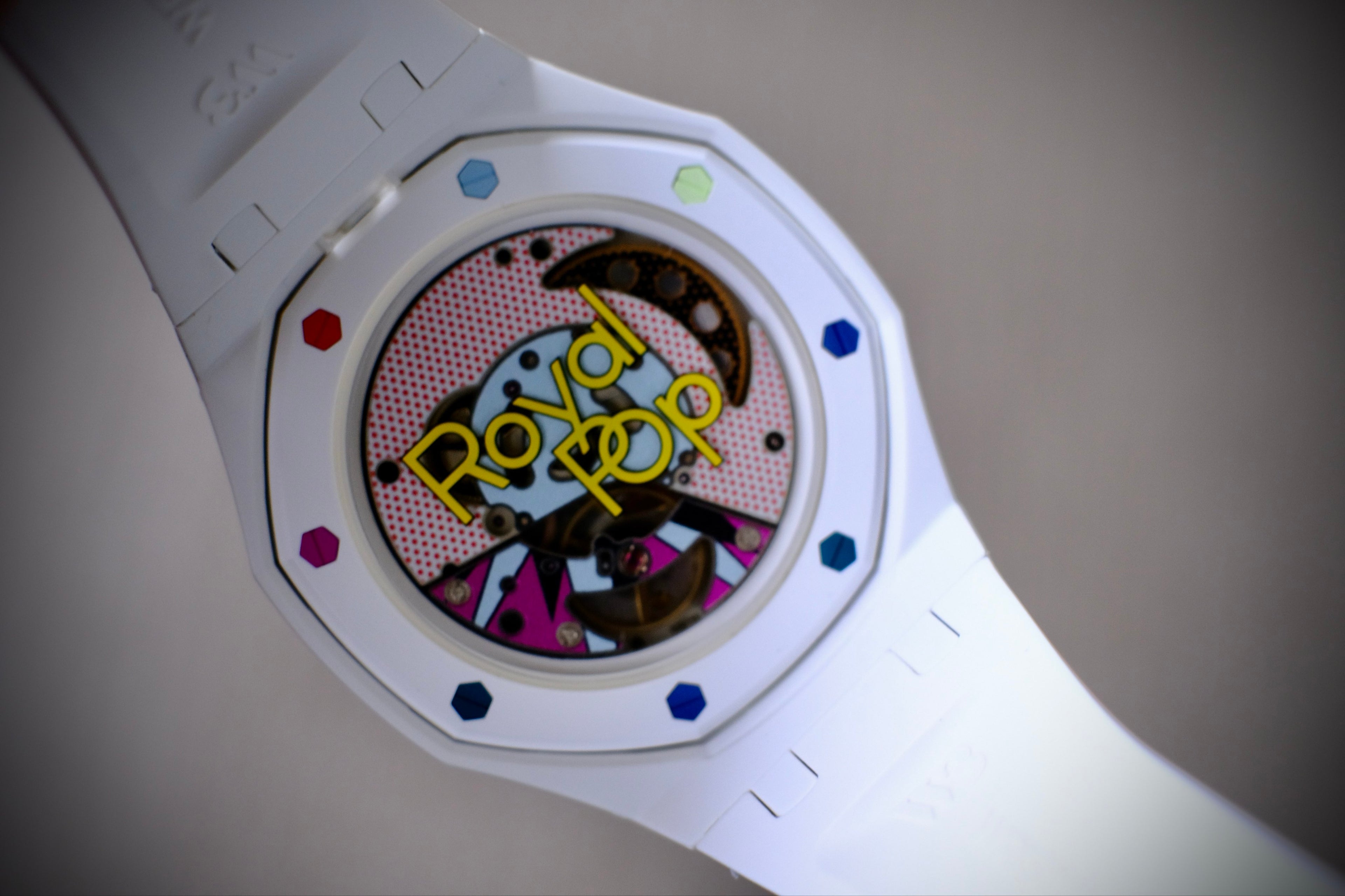 Montre de poche AP x Swatch Royal Pop HUIT BLANC, cadran blanc à effet tapisserie et vis multicolores