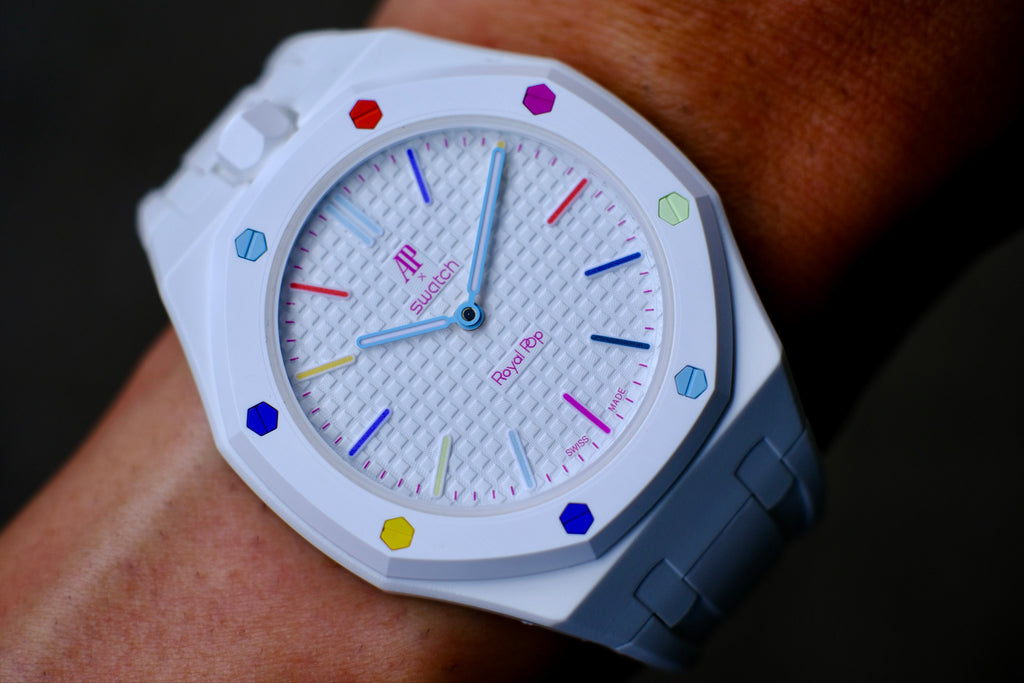 Montre de poche AP x Swatch Royal Pop HUIT BLANC, cadran blanc à effet tapisserie et vis multicolores