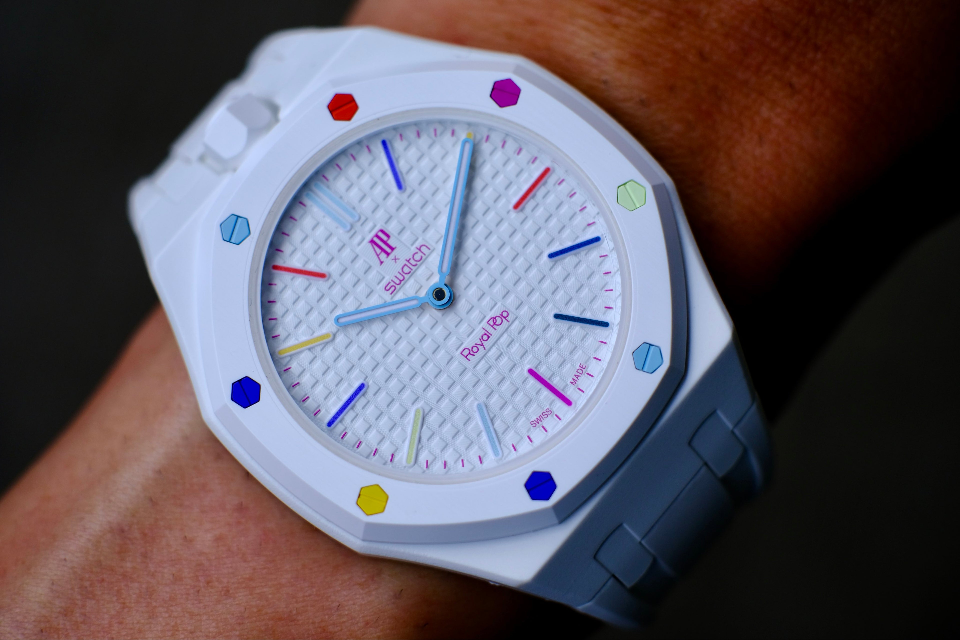 Montre de poche AP x Swatch Royal Pop HUIT BLANC, cadran blanc à effet tapisserie et vis multicolores