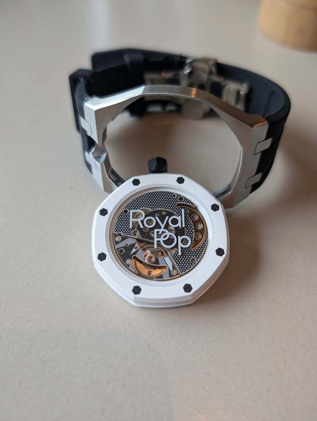 Montre de poche AP x Swatch Royal Pop OCHO NEGRO, cadran noir à effet tapisserie et lunette octogonale blanche