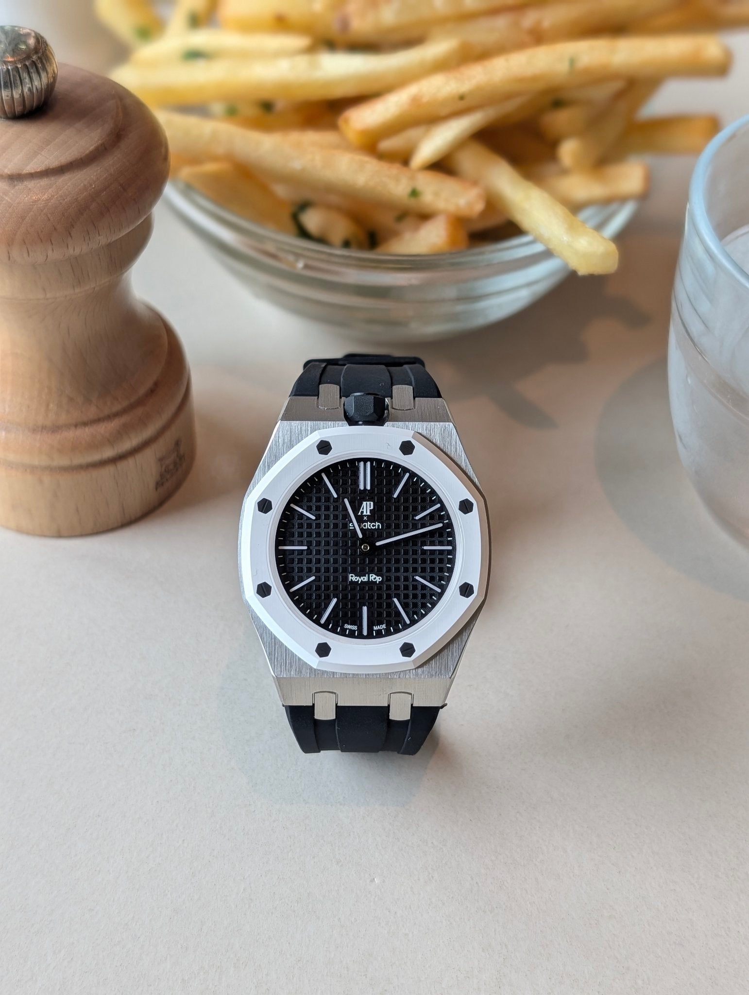 Montre de poche AP x Swatch Royal Pop OCHO NEGRO, cadran noir à effet tapisserie et lunette octogonale blanche